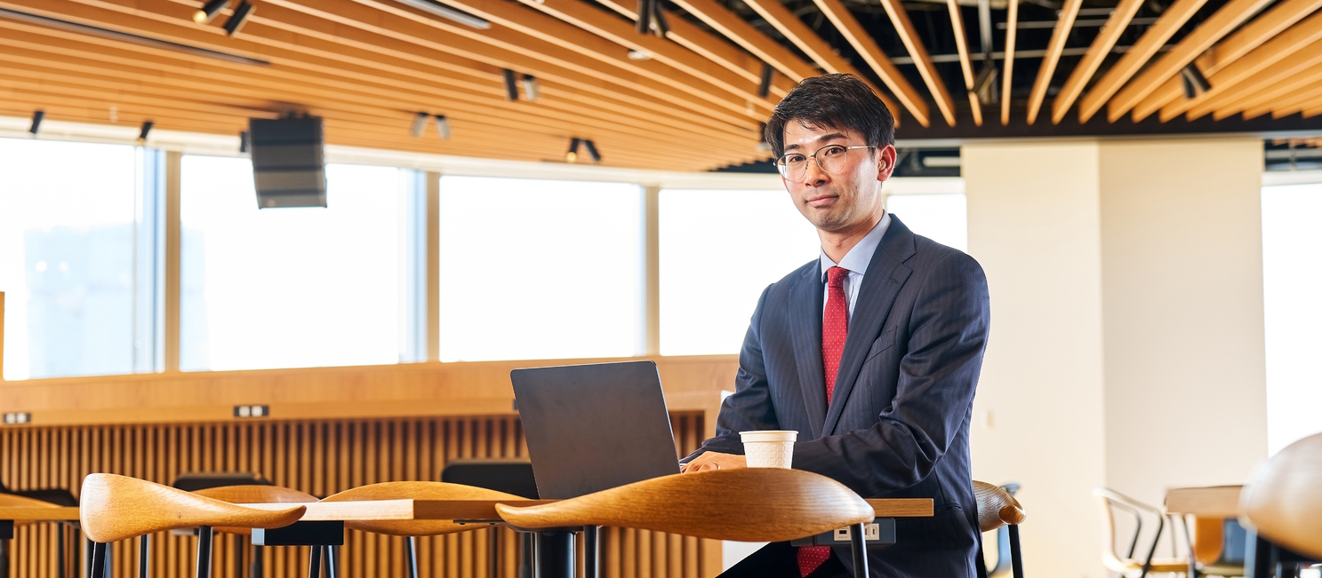 男性がPC作業をしている画像