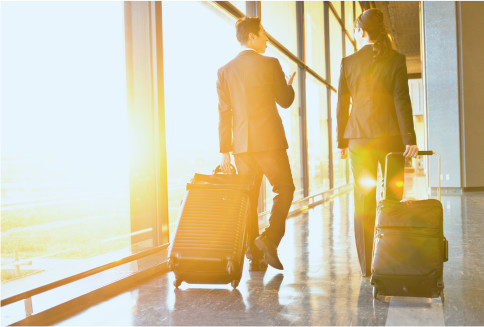 スーツケースを持ったビジネスパーソン